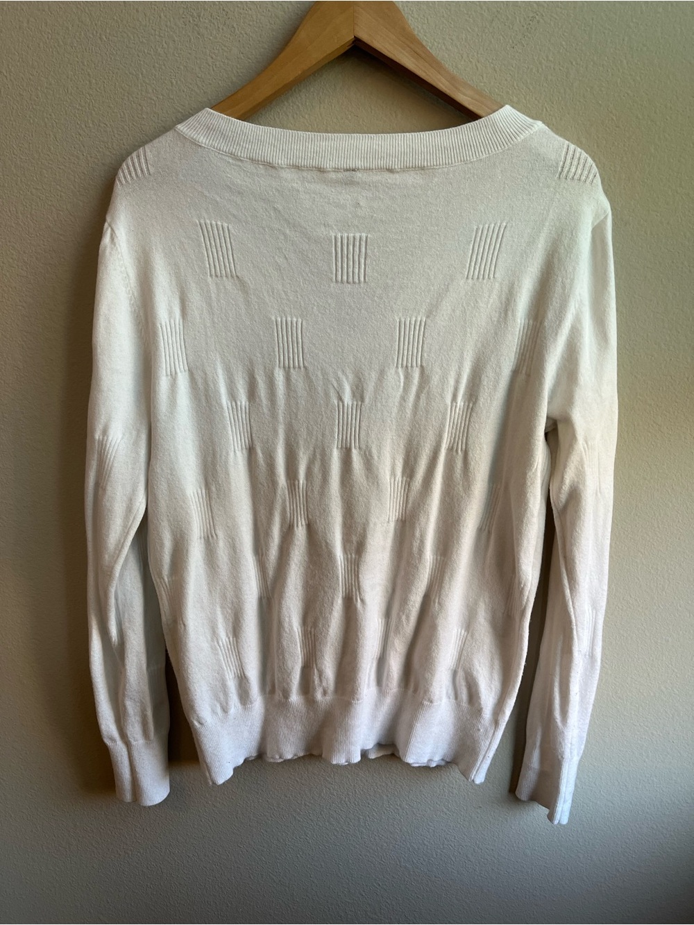 Classic V-Neck Knit Sweater with Subtle Texture in White - Picture 4 of 8